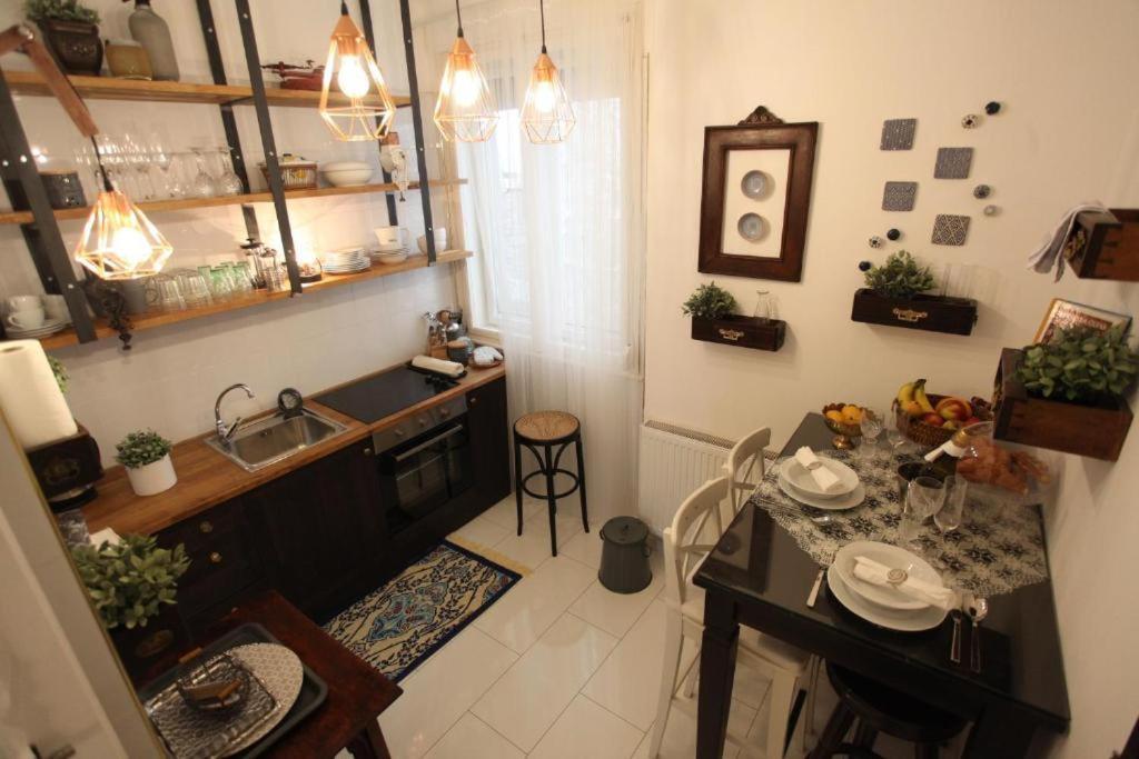 Exclusive Antique Next To The Fashion Street Apartament